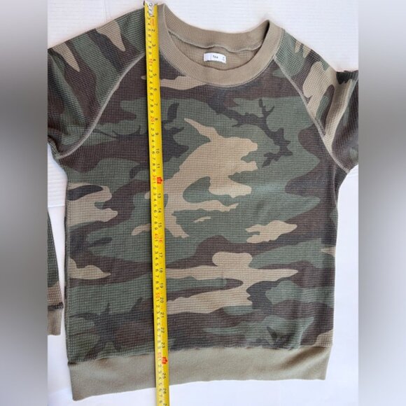 Aritzia TNA Andrews Waffle Longsleeve Thermal Camo long-sleeve shirt EUC M - Picture 4 of 11